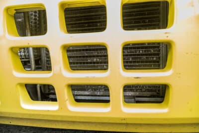 ダイハツ エッセ：コンデンサーを1段おきにカット。エアコンの効きこそ悪くなるが冷却と軽量化に貢献する