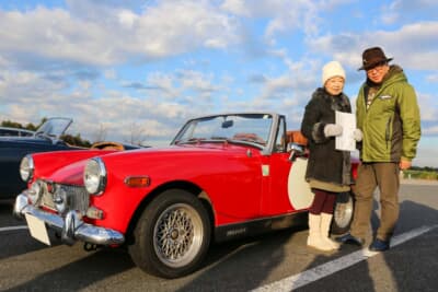 MG ミジェットのオーナーの稲垣聖一さん（右）。TOKYO MORNING TOURINGに参加するのは2回目だという