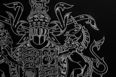 アストンマーティンが新たな英国王御用達紋章を導入