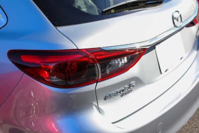 マツダ 3代目 アテンザワゴン:テールランプもLEDコンビネーションランプを採用した中~後期型のまま。しかし、その下のエンブレムにこだわりあり