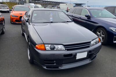 NLS（ニュルブルクリンク耐久シリーズ）関係者用駐車場。日産 R32型スカイラインが停まっていました