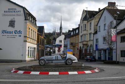 アーデナウのラウンドアバウトにあるシルバーアローのモニュメント。ニュルブルクリンクで一番最初に優勝したマシンです