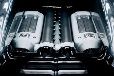 ブガッティの技術的卓越性へのこだわりを強調するブガッティ ヴェイロンは、伝説のW16エンジンを導入し、その後のあらゆる傑作の基礎を築いた