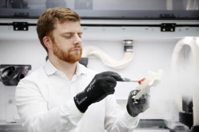 金属積層造形（AM）施設では複数の事業領域にわたる開発および製造のライフサイクル全体を支えている