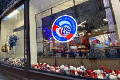 フランス・ストラスブール市内中心地。「Racing Club de Strasbourg」とありますが、クルマのレースではなく地元のサッカークラブのショップのようです