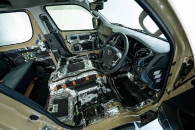 【after】ハイエースの静音化でもっとも効果 的 なのがエンジンル ーム。AT- AQ450＋AT-AQ430を用いるこ とでエンジン音を大幅に低減できる