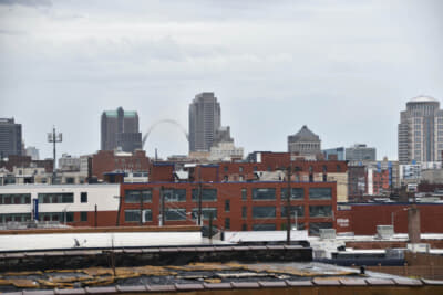 バルコニーからは、当時はなかったゲートウェイ・アーチが見える