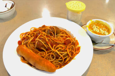 アメリカのスパゲティはだいたいゆですぎで、ぶつぶつ切れている。要するに一品料理の扱いなので、パンもついてくる