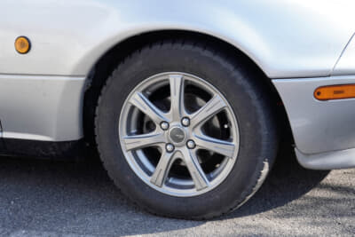 ユーノス ロードスター：ホイールはヨコハマのミルアス。そこに合わせたタイヤはスタッドレスのグッドイヤー アイスナビ。この日は天候の急変により、西日本はまあまあの降雪だったのだ