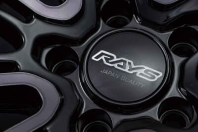 ホムラ 2X10BD ブラッククリアエディション: このエディションに合わせ、センターキャップも新開発。落ち着きのあるブラックを基調としつつ、鮮明に浮かぶRAYSロゴで高級感を演出する