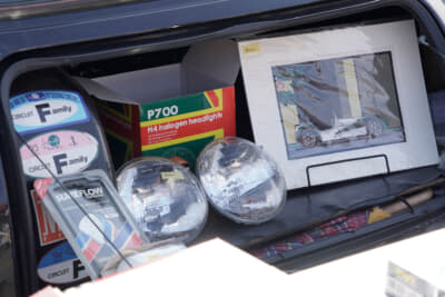 ローバー ミニ クーパー 1.3：カーブーツ（トランク）にはシールドビームの純正ヘッドライトやオイルフィルターなど機能的なアイテムを並べていた