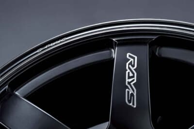  TE37SAGA S-plus BLACK SHADOW LTDスポークの天面には特許技術のA.M.T.で刻まれたマシニング文字。あえてトーンを落とし渋さを演出。リムフランジの刻印も含め、高品位な煌めきで激映え