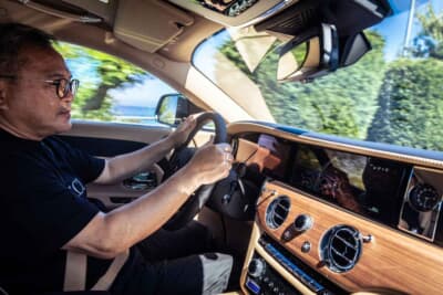 ロールス・ロイス スペクター：試乗中の筆者。ドアに4796個、室内に5584個の星を模したLEDを配置した幻想的イルミネーションも備わる