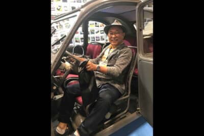 シトロエン 2CVサハラのコックピットでご満悦の筆者