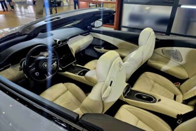 マセラティ グランカブリオ トロフェオ:オプションのネックウォーマーなどを備えると快適なオープンドライブが楽しめる
