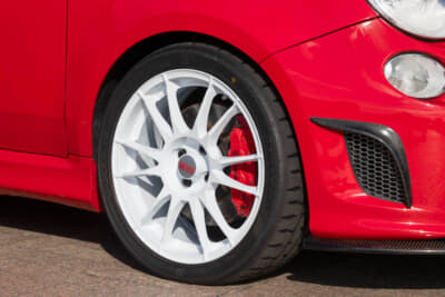 アバルト 695 トリブートフェラーリ：ホイールはOZ ウルトラレッジェーラで前後とも17×7.0J 35。前後ともに10mmのスペーサーを入れている。タイヤはブリヂストンのPOTENZA RE-71RSでサイズは215/40R17