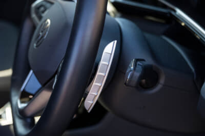 フォルクスワーゲン T-Cross：パドルシフトにエクステンションを取り付けている