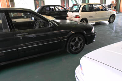 倉庫には水まわりがあって、事務所として使用していた間仕切りしていたスペースも残されている。まだ5～6台は置けそう