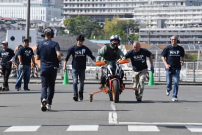脊髄損傷の方の中には体幹の弱い方もいる。いかに車両をまっすぐに走らせられるか、そのコツを伝えながら、実走行に反映させていく