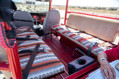 助手席に1名、後席に6名、計7名のゲストをのせて走れる