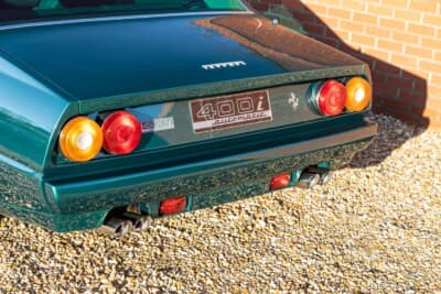 9万2000ユーロ（邦貨換算約1470万円）で落札されたフェラーリ「400i オートマチック」（C）Bonhams