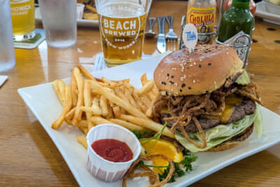 名物のルート66バーガーは、たっぷりのフライドオニオンとレタスでビーフパテを挟んだ、ボリューミーな一品