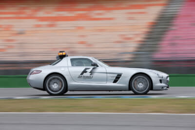 SLS AMGは、最先端の安全性能が認められ、2010年からSL 63 AMGに代わってF1世界選手権シリーズのセーフティカーに抜擢された