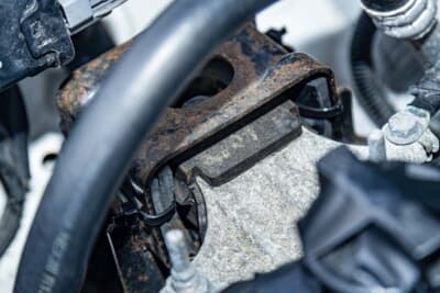 スズキ HA36型 アルト:エンジンマウントにも耐震ゴムを挟み込んでいる。リーズナブルに振動を抑えるための手法だ