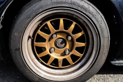 スズキ カプチーノ：フロントはナンカン製NS-2R（165/55R14）を履く。前後のタイヤは同サイズだ