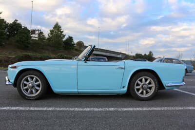 トライアンフ TR4A IRS：タイヤはピレリ（F＆R:175/65R15）。ホイールはミニライト風