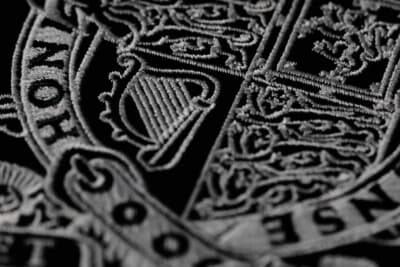 アストンマーティンが新たな英国王御用達紋章を導入