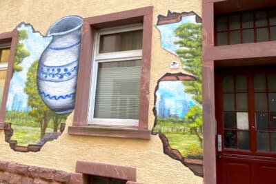 アップルワインの入っている陶器のピッチャーの壁画