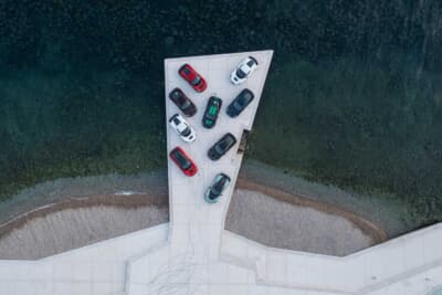 オーナーたちは、ネヴェーラ トレイルブレイザーズ ツアーでリマック ネヴェーラの名前の由来でもある海岸沖に発生する強力な嵐の地を走りながら、性能と快適性の両立を体感した