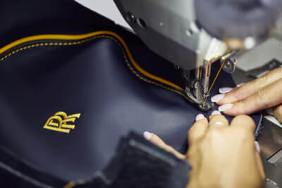 インテリアには竹から作られたレーヨン生地やシルク混紡、さらには高い透明性を持つガラス・オーガンザなど、多様な素材が用いられている