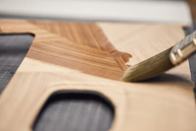 加工済みのパネル部品に0.3mmのラッカーを複数層にわたり塗布する