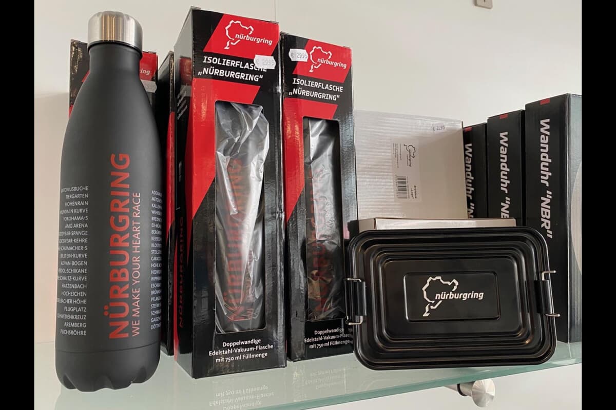 ニュルブルクリンクの公式ショップで真っ先に目に入った新製品の水筒とお弁当箱