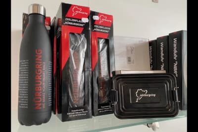 ニュルブルクリンクの公式ショップで真っ先に目に入った新製品の水筒とお弁当箱