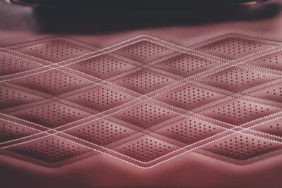 ハイド・インスペクション・システムは既存の裁断工程と連動しており、1台あたり200点を超えるトリムパーツに使用されるレザーの最適化を実現する