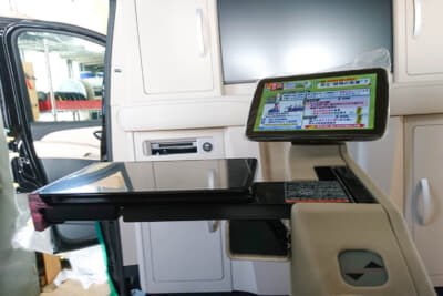 内装のフル架装の一例。イチからすべて店内でワンオフで製作しているため、同じデザインは存在しない。「ユーザーのアイデアや、簡単なイメージスケッチなどを自由に伝えていただければ、形にすることが可能です。もちろん高級オーディオの組込も対応いたします」と、代表の林氏
