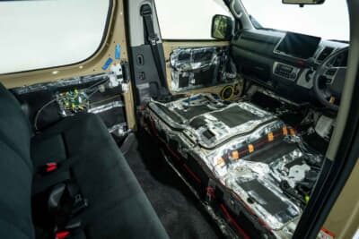 【after】サイドウォールにもAT-AQ450＋ AT-AQ430を重ねて用いる。制振 に加えて遮音効果を高めることでロ ードノイズなどの抑制に役立つ