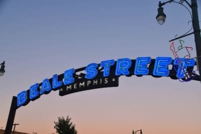 ビール・ストリートのアーチに灯がともる