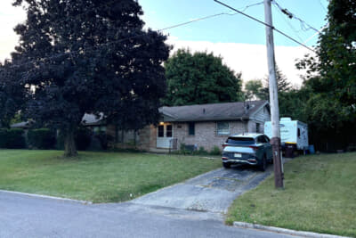 ロックフォードのAirbnb。“キムさん”ことキア スポーテージの前に停まるトレーラーにもゲストが宿泊していた