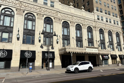 ダルースのダウンタウン。クラシックなホテルがあった