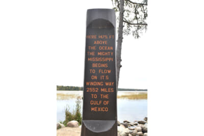 源流に立つサイン。メキシコ湾(今はアメリカ湾?)まで2552マイル(約4100km)