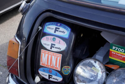 ローバー ミニ クーパー 1.3：かつて開催されていた「ジャパンミニデイ」第1回目と第3回目、第4回目には鈴鹿サーキットへ遠征。ファミリー走行で国際コースの走行を楽しんだ時のステッカーが燃料タンクに残る