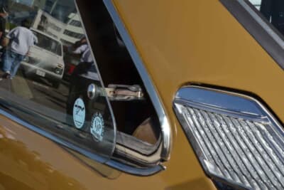 トヨタ カローラ1200デラックス：リアクオーターピラーには換気用のベンチレーションルーバーを設けた
