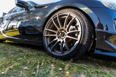 TOYOTA 86：ホイールはグラムライツ57XTREME SPEC-Dで、18×9.5J インセット+38を装着。これにフロント20mm、リア10mmのスペーサーを使用して最適なオフセットに微調整している。ドリフト走行は17インチで行っている