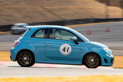 アバルト 500：愛車で気に入っているポイントは、低音イケボなエンジン音に加え、ご自分ととても相性がいいところ……と話す