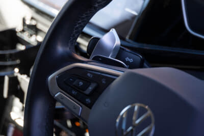 フォルクスワーゲン T-Cross：パドルシフトにエクステンションを取り付けている