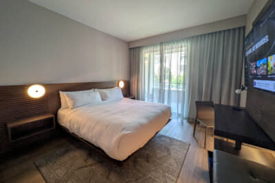 ルート66に面した部屋は洗練されていて清潔。バルコニーから市街地を眺められる